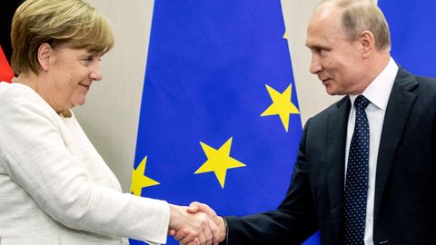 Shakehands zwischen Angela Merkel und Wladimir Putin - Worüber sprechen die beiden Staatenlenker in Meseberg?