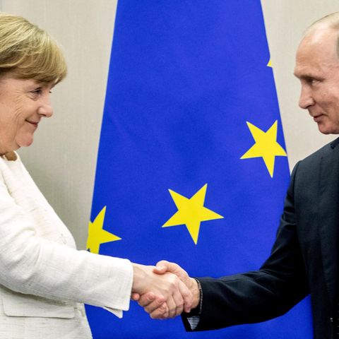 Shakehands zwischen Angela Merkel und Wladimir Putin - Worüber sprechen die beiden Staatenlenker in Meseberg?