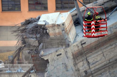 Bergungsarbeiten an eingestürzter Brücke in Genua - Feuerwehr birgt tote Familie mit neunjährigem Mädchen