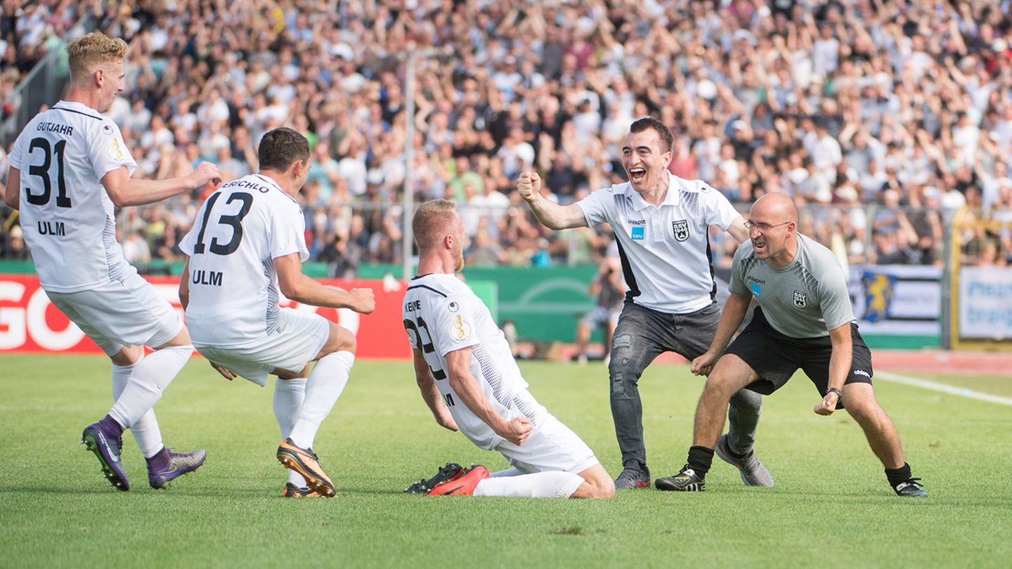 Der SSV Ulm bejubelt den Torschützen Steffen Kienle, nach seinem Treffer zum 1:0 gegen Eintracht Frankfurt