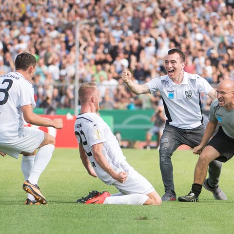 Der SSV Ulm bejubelt den Torschützen Steffen Kienle, nach seinem Treffer zum 1:0 gegen Eintracht Frankfurt