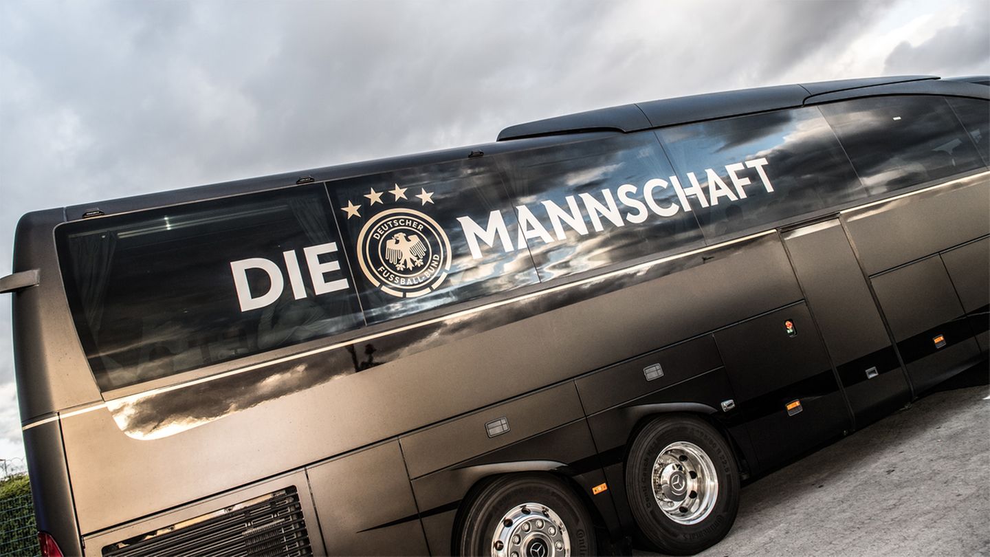 DFB-Präsident Reinhard Grindel stellt den Slogan "Die Mannschaft" auf den Prüfstand