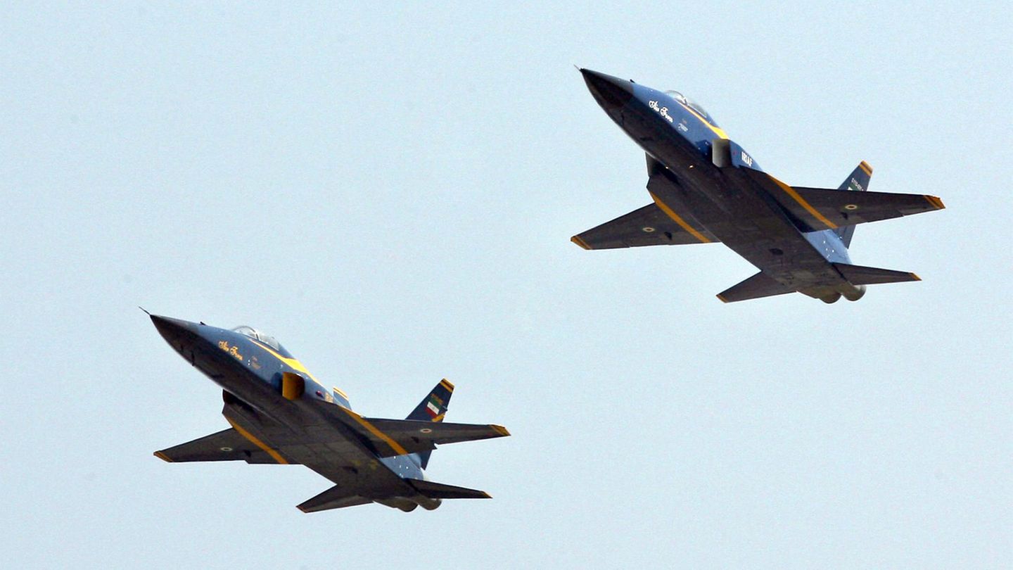Zwei iranische Saeqeh-Kampfjets bei einer Übung im Jahr 2007. Die Flugzeuge wurden im eigenen Land entwickelt.