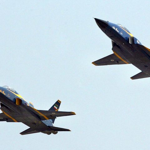Zwei iranische Saeqeh-Kampfjets bei einer Übung im Jahr 2007. Die Flugzeuge wurden im eigenen Land entwickelt.