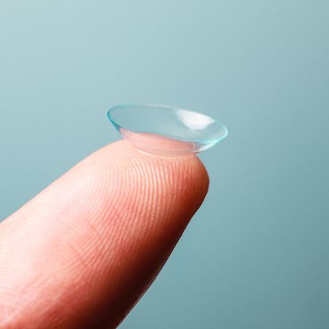 Eine Kontaktlinse liegt auf einem Finger