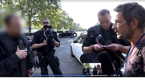 Der freie TV-Journalist Arndt Ginzel diskutiert während einer Pegida-Demo mit Polizisten