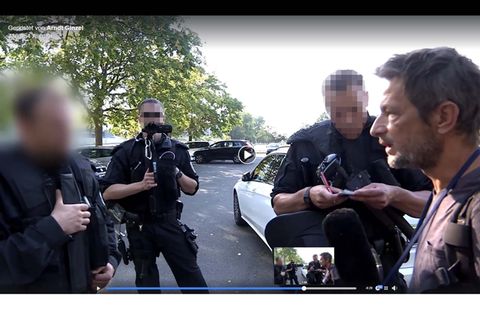 Der freie TV-Journalist Arndt Ginzel diskutiert während einer Pegida-Demo mit Polizisten