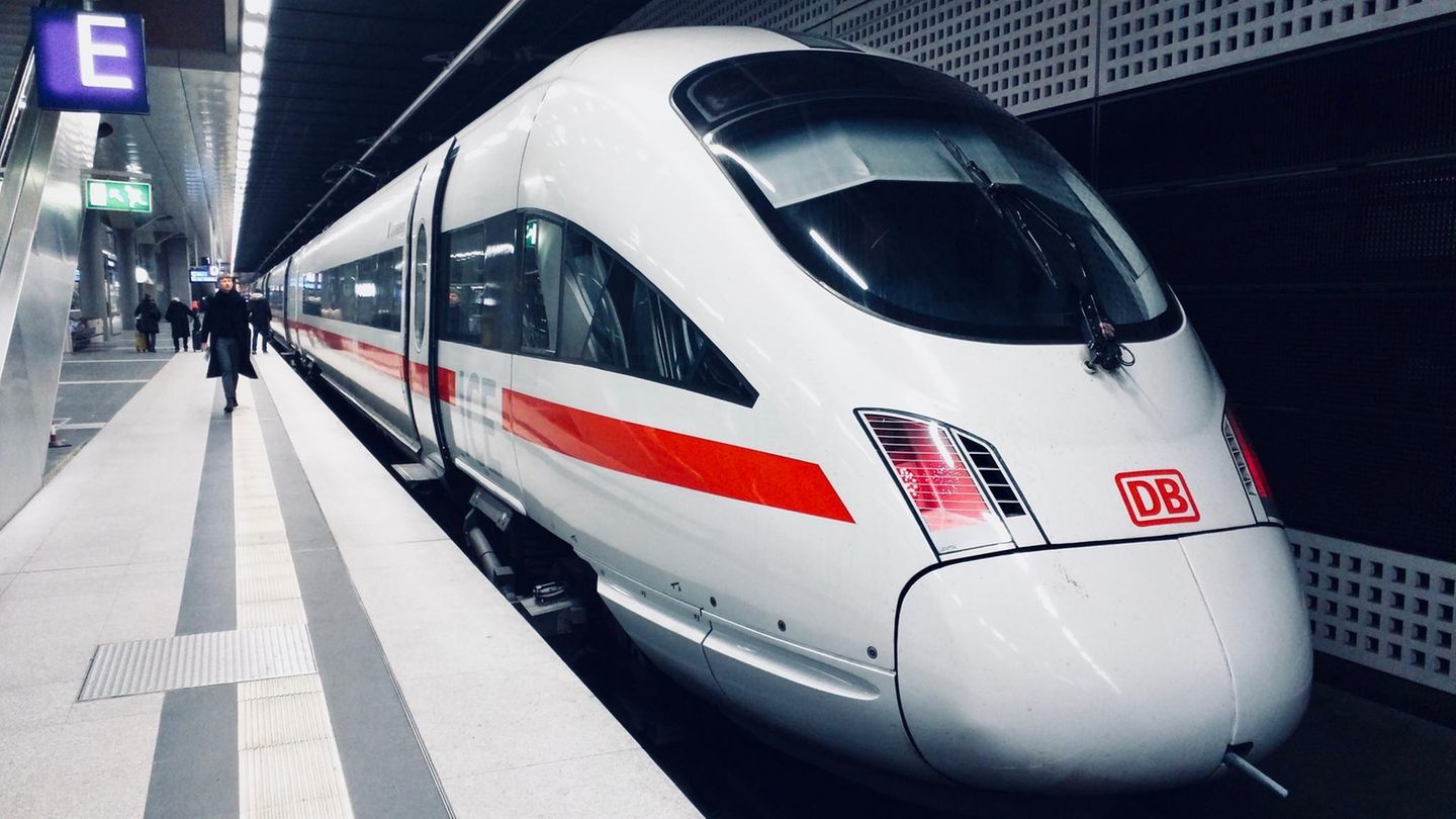 Ein IntercityExpress der deutschen Bahn steht in einem Untergrund-Bahnhof