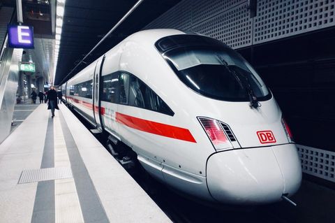 Ein IntercityExpress der deutschen Bahn steht in einem Untergrund-Bahnhof