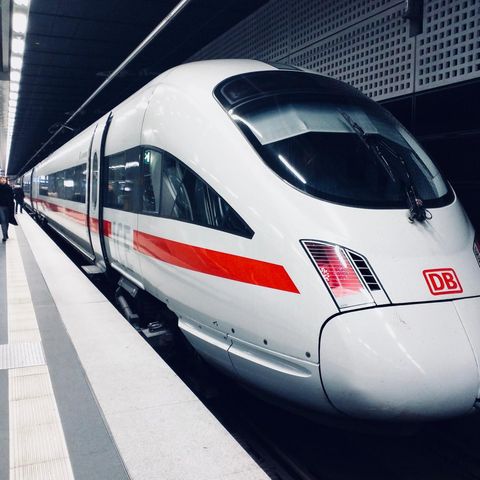 Ein IntercityExpress der deutschen Bahn steht in einem Untergrund-Bahnhof