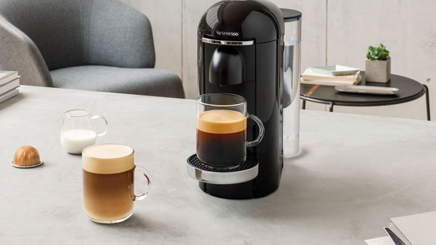 Her mit dem Kaffeee-Humpen! Die Vertuo füllt Becher mit 0,4 Litern.