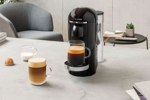 Her mit dem Kaffeee-Humpen! Die Vertuo füllt Becher mit 0,4 Litern.