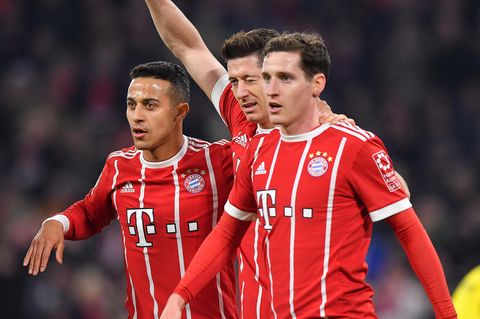 Sebastian Rudy (r.) mit seinen Teamkollegen beim FC Bayern Thiago und Robert Lewandowski