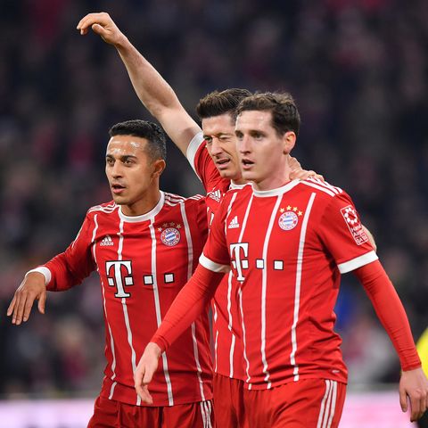 Sebastian Rudy (r.) mit seinen Teamkollegen beim FC Bayern Thiago und Robert Lewandowski
