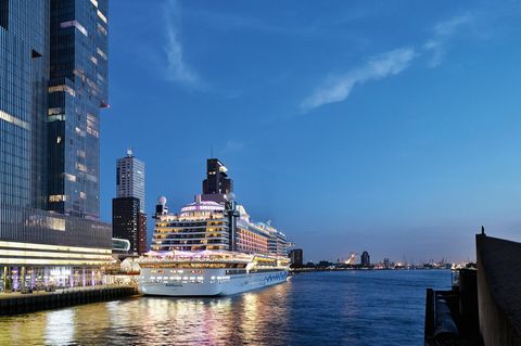 Im Hafen von Rotterdam schaltet die "Aida Perla" zur Stromversorgung von Marinediesel auf schadstoffarmes Flüssigerdgas um.