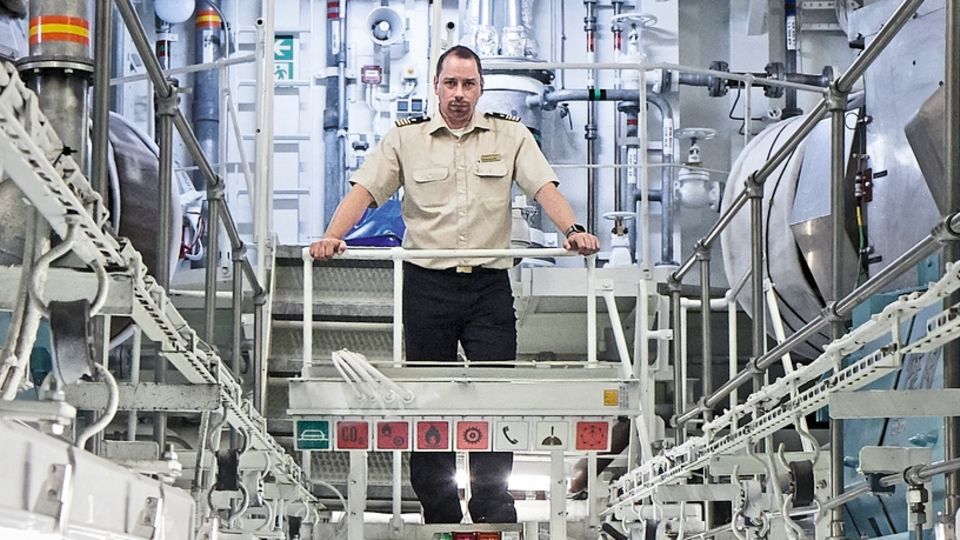 AIDA perla Der Leitende Ingenieur Matthias König im Maschinenraum der "Aida Perla".