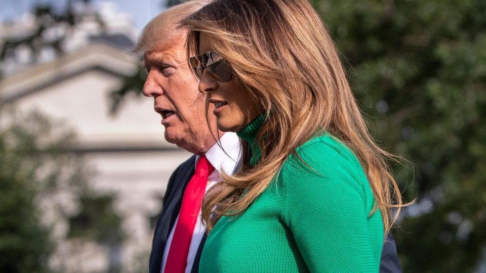 Donald Trump soll seiner Frau Melania mit Abschiebung drohen, falls sie sich scheiden lässt