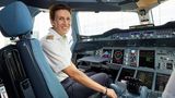 Elke Hieber  war 1988 die einzige weibliche Auszubildende im Piloten-Lehrgang. Jetzt sitzt sie im Cockpit einer A380 der Lufthansa.
