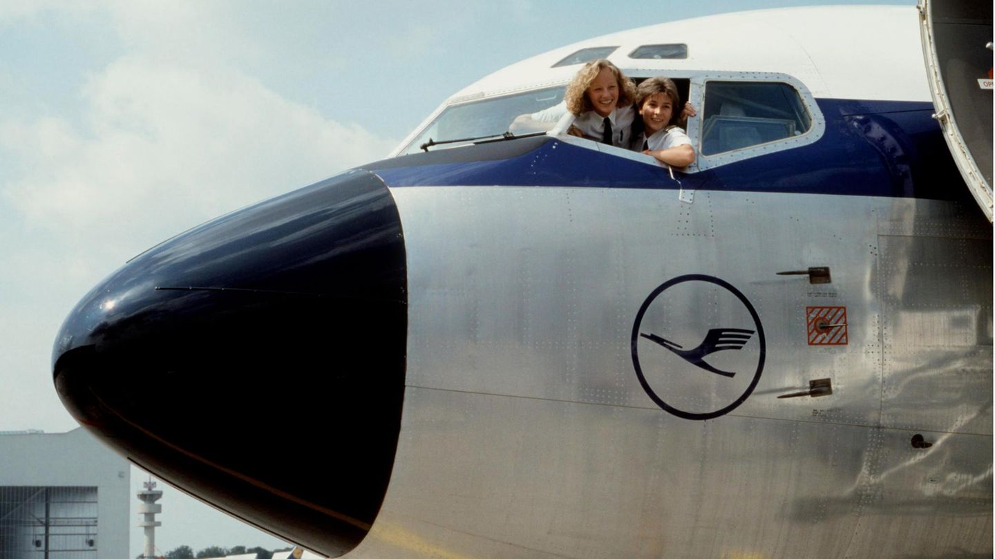 Fototermin im August 1988: Nicola Lisy und Evi Hetzmannseder, die ersten von Lufthansa ausgebildeten Pilotinnen, blicken aus dem Cockpitfenster einer Boeing 737.