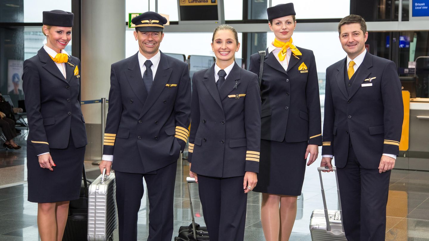 Heute sind gemischte Crews selbstverständlich geworden. Dritte von links: die Copilotin Katja Rossi.