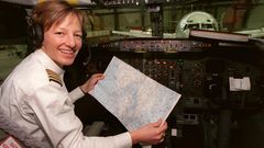 Von der Copilotin zur Pilotin: Im Februar 2000 hat Nicola Lisy im Cockpit einer Boeing 737 inzwischen den linken Platz eingenommen. Sie kommt aus einer Fliegerfamilie: Ihr Vater ist ehemaliger Condor-Flugkapitän und ihre drei Brüder sind Lufthansa-Piloten.