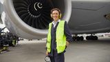 Rundgang vor dem Abflug: Elke Hieber macht den Outside Check und inspiziert unter anderem das Fahrwerk und die vier Treibwerke des Airbus A380.