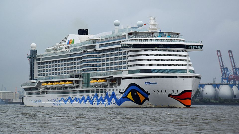 Flüssigerdgas und Tunnelwasher: Kann in Häfen mit Flüssigerdgas (LNG) versorgt werden: die "Aida Prima" beim Auslaufen dem Hamburger Hafen. Kann in Häfen mit Flüssigerdgas (LNG) versorgt werden: die "Aida Prima" beim Auslaufen dem Hamburger Hafen.