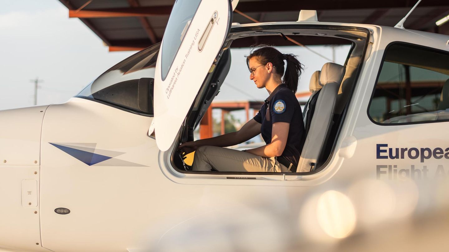 Lernt das Fliegen: Magdalena Gruhn (29) ist eine von vier Flugschülerinnen im aktuellen Jahrgang der European Flight Academy. Zuvor arbeitete sie als Flugbegleiterin.