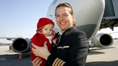 Flugkapitänin Anke Harst im März 2005 mit ihrer Tochter am Münchener Flughafen: Die damals 37-Jährige war eine von 17 Pilotinnen der Lufthansa, die seit 1986 als Pilotinnen ausbildet wurden