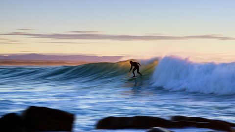 Alle Surfer träumen von unberührten Surf-Stränden, aber nicht immer wollen die Einheimischen ihr Paradies mit den Urlaubern teilen (Symbolbild).