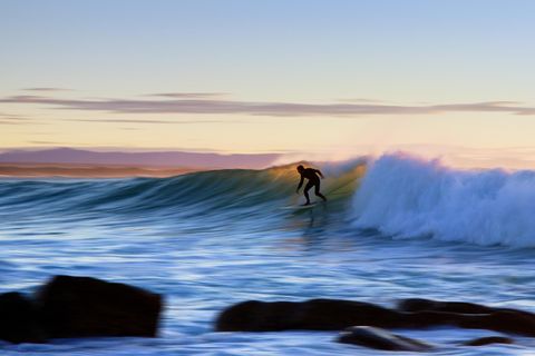 Alle Surfer träumen von unberührten Surf-Stränden, aber nicht immer wollen die Einheimischen ihr Paradies mit den Urlaubern teilen (Symbolbild).