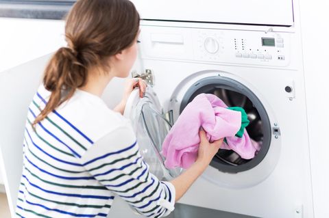 Wäsche wird in einer Waschmaschine gewaschen