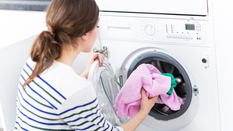 Wäsche wird in einer Waschmaschine gewaschen