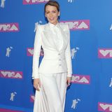 Schauspielerin Blake Lively trug mehr Stoff am Leib als zehn andere Promis zusammen. Wobei sie in ihrem hochgeschlossenen weißen Outfit ein wenig an Fräulein Rottenmeier aus "Heidi" erinnerte.