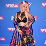 Mal überlegen, was ich noch im Schrank habe: einen schwarzen BH, einen bunten Schal und den Blümchenrock von Oma - fertig! Nach diesem Motto schien Realty-TV-Darstellerin Lily Barrios ihr Outfit zusammengestellt zu haben.