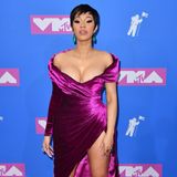 Rapperin Cardi B meldete sich mit diesem Auftritt aus der Babypause zurück. Die Amerikanerin ist Mitte Juli Mutter einer Tochter geworden. Zum figurbetonten Samtkleid trug die 25-Jährige Juwelen im Wert von vier Millionen Dollar.