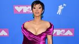 Rapperin Cardi B meldete sich mit diesem Auftritt aus der Babypause zurück. Die Amerikanerin ist Mitte Juli Mutter einer Tochter geworden. Zum figurbetonten Samtkleid trug die 25-Jährige Juwelen im Wert von vier Millionen Dollar.