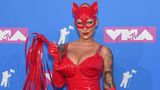 Fetischparty oder Karneval? Model Amber Rose hat sich wohl bei der Veranstaltung geirrt und schoss mit ihrem roten Lack-Leder-Outfit weit übers Ziel hinaus.