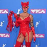 Fetischparty oder Karneval? Model Amber Rose hat sich wohl bei der Veranstaltung geirrt und schoss mit ihrem roten Lack-Leder-Outfit weit übers Ziel hinaus.