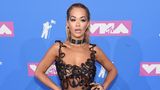 Auch Rita Ora schien es beim Anziehen besonders eilig gehabt zu haben, und vergaß den BH. Ihr Kleid von Jean Paul Gaultier fiel extrem freizügig aus.