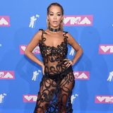 Auch Rita Ora schien es beim Anziehen besonders eilig gehabt zu haben, und vergaß den BH. Ihr Kleid von Jean Paul Gaultier fiel extrem freizügig aus.