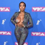 Wenn einem gar nichts einfällt, dann entblößt man eben seine Brust und beklebt sie mit Strasssteinen: So zu sehen bei der amerikanischen Reality-TV-Darstellerin Flyyy Sky.