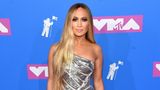 Sängerin Jennifer Lopez wurde für ihr Lebenswerk geehrt. In ihrem Metallic-Kleid von Versace gehörte die 49-Jährige allerdings zu den unauffälligsten Frauen auf dem roten Teppich.