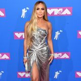 Sängerin Jennifer Lopez wurde für ihr Lebenswerk geehrt. In ihrem Metallic-Kleid von Versace gehörte die 49-Jährige allerdings zu den unauffälligsten Frauen auf dem roten Teppich.