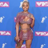 Früher trugen die Ritter Kettenhemden zum Schutz, Blac Chyna, Ex-Freundin von Rob Kardashian, schmückt damit ihre nackte Haut.