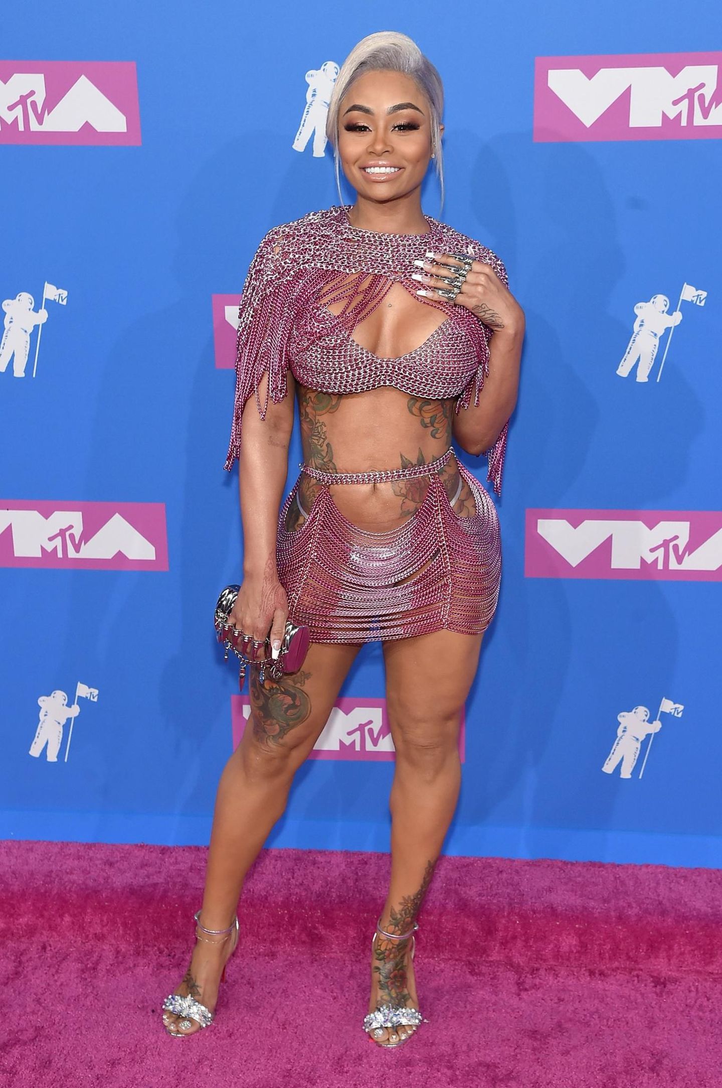 Früher trugen die Ritter Kettenhemden zum Schutz, Blac Chyna, Ex-Freundin von Rob Kardashian, schmückt damit ihre nackte Haut.
