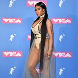 Badeanzug und Tüllrock reichen inzwischen als Outfit für einen Auftritt auf dem roten Teppich. Wie gut, dass Sängerin Nicki Minaj nicht an Haar gespart hat - das kleidet ja auch irgendwie.