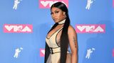 Badeanzug und Tüllrock reichen inzwischen als Outfit für einen Auftritt auf dem roten Teppich. Wie gut, dass Sängerin Nicki Minaj nicht an Haar gespart hat - das kleidet ja auch irgendwie.