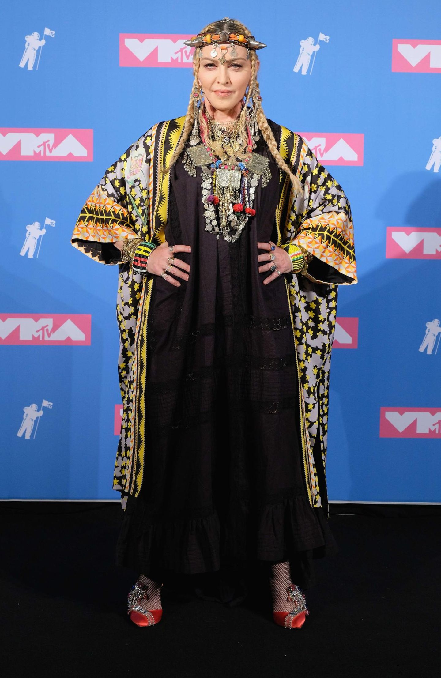 Stylewatch MTV Awards: Vor wenigen Tagen feierte Madonna ihren 60. Geburtstag. Ihren Ehrentag zelebrierte sie mit einer einwöchigen Sause in Marokko. Von dort stammt auch ihr Outfit, das sie bei den Video Music Awards präsentierte. Denn Madonnas selbst ernannter Titel lautet: Berber-Queen. Bei dem gehörnten Kopfschmuck sollte man wohl lieber nicht widersprechen. Vor wenigen Tagen feierte Madonna ihren 60. Geburtstag. Ihren Ehrentag zelebrierte sie mit einer einwöchigen Sause in Marokko. Von dort stammt auch ihr Outfit, das sie bei den Video Music Awards präsentierte. Denn Madonnas selbst ernannter Titel lautet: Berber-Queen. Bei dem gehörnten Kopfschmuck sollte man wohl lieber nicht widersprechen.