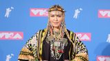 Vor wenigen Tagen feierte Madonna ihren 60. Geburtstag. Ihren Ehrentag zelebrierte sie mit einer einwöchigen Sause in Marokko. Von dort stammt auch ihr Outfit, das sie bei den Video Music Awards präsentierte. Denn Madonnas selbst ernannter Titel lautet: Berber-Queen. Bei dem gehörnten Kopfschmuck sollte man wohl lieber nicht widersprechen.